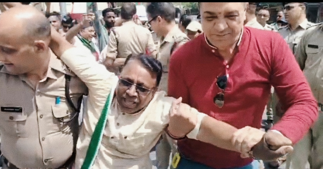 यूकेडी का उग्र प्रदर्शन,भाजपा प्रभारी के विरोध में पुलिस से नोकझोंक,टांग ले गयी पुलिस,,,