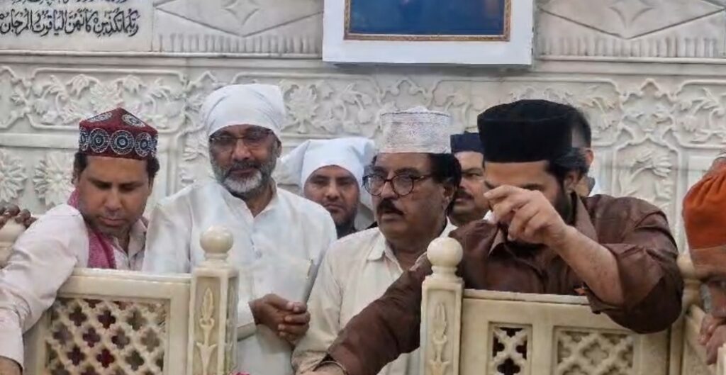 समाजवादी पार्टी के राष्ट्रीय प्रवक्ता राजकुमार भाटी  पहुँचे पिरान कलियर दरगाह साबिर पाक पर किये फूल पेश,,,