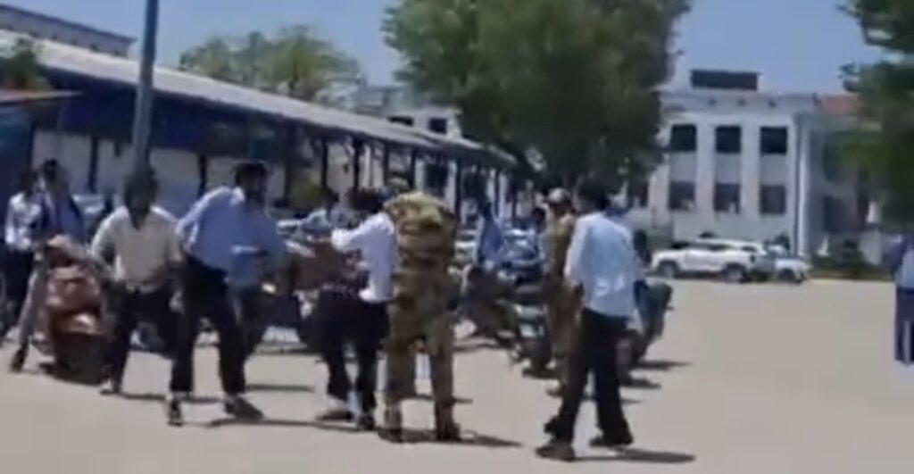 रुड़की की कोर यूनिवर्सिटी में गुंडाराज, सरेआम छात्र की बेहरमी से पिटाई का वीडियो वायरल….