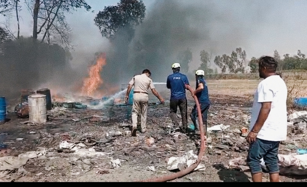 भीषण गर्मी के चलते लगी कबाड़ के एक गोदाम में भीषण आग,फायर बिर्गेड पहुंची मौके पर,,,
