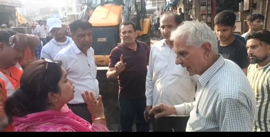 नगरपालिका मंगलौर में अपर तहसीलदार के नेतृत्व में अतिक्रमण पर चला पीला पंजा ,,,