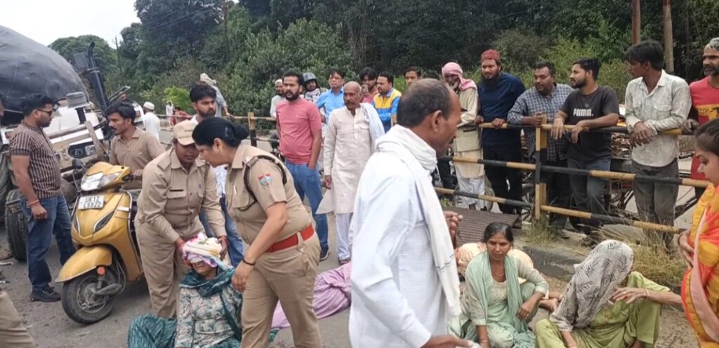 महिलाएं ट्रेक्टर ट्राली में सवार होकर भगवानपुर क्षेत्र के ग्राम फरकपुर में आयोजित एक तेहरवीं में होने जा रही थी शामिल, इसी दौरान कोतवाली के सामने अचानक पीछे से आई रोडवेज बस ने ट्रॉली को मारी टक्कर कई महिलाएं घायल,,,