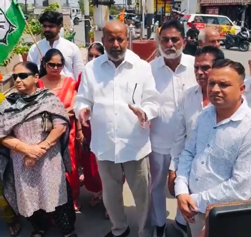 प्रदेश में महिलाओं के खिलाफ बढ़ रहे अपराधों को लेकर कांग्रेस कार्यकर्ताओं ने शुक्रवार को चंद्रशेखर चौक पर भाजपा सरकार के खिलाफ किया जोरदार प्रदर्शन