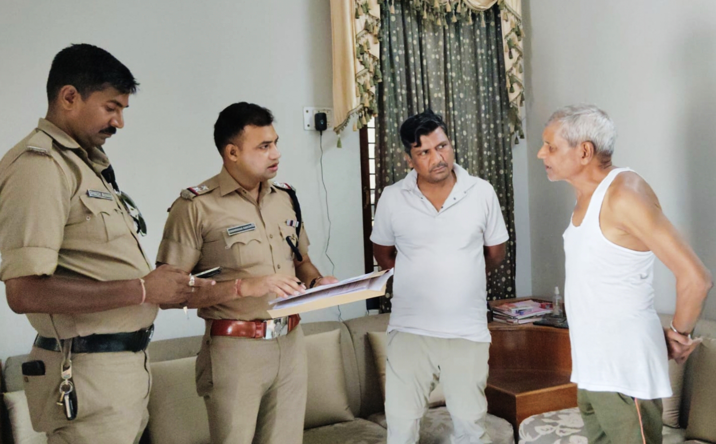 बहुचर्चित ड्रीम सिटी कॉलोनी मामला:शहर कोतवाली पुलिस ने आरोपी प्रॉपर्टी डीलर रवि चौहान और उसके बेटे ऋषभ चौहान की गिरफ्तारी के लिए उनके ठिकानों पर दी दबिश,,,