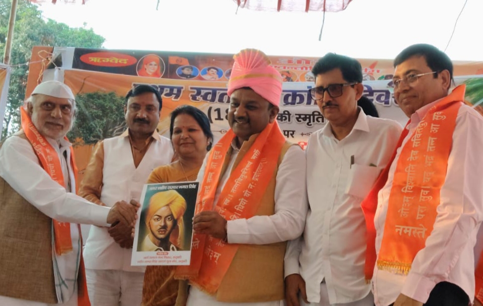 1857 की प्रथम स्वतंत्रता क्रांति दिवस के उपलक्ष में शहीदों को समर्पित कवि सम्मेलन में कवियों ने प्रस्तुत की देशभक्ति रचनाएं,,,