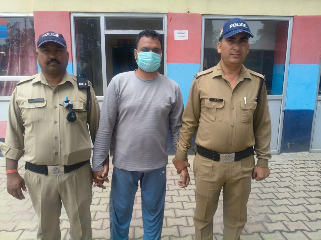 पुलिस ने गैंग के एक सदस्य को गिरफ्तार कर उसके कब्जे से विभिन्न बैंकों के 12 एटीएम कार्ड और ₹10,710 नगद बरामद किए हैं, जबकि अन्य आरोपियों की तलाश में लगातार दी जा रही दबिश,,,