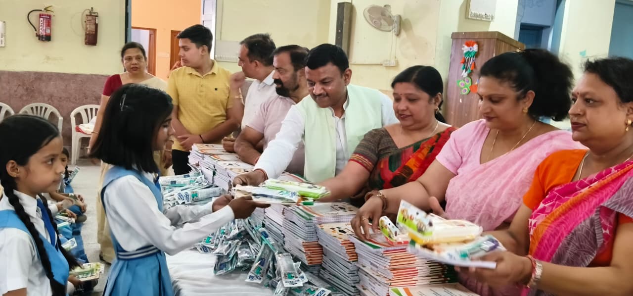 आर्य कन्या इंटर कॉलेज में हाई स्कूल व इंटर की टॉपर छात्राओं का हुआ सम्मान,सैकड़ों छात्राओं को बांटी गई पाठन सामग्री,,,