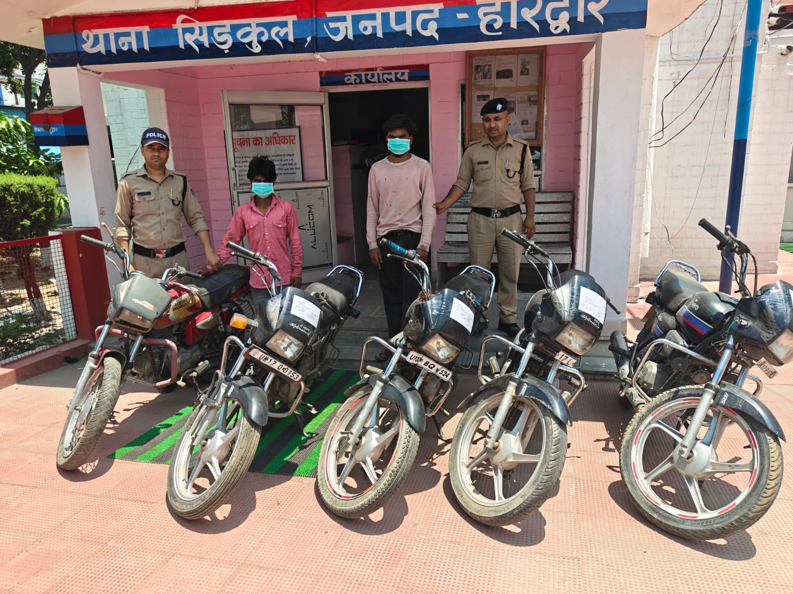 रात के अंधेरे में बाइक चोरी कर उन्हें दूसरे जनपद में बेचने की फिराक में घूम रहे दो शातिर चोर आखिरकार सिडकुल पुलिस के हत्थे चढे,,,