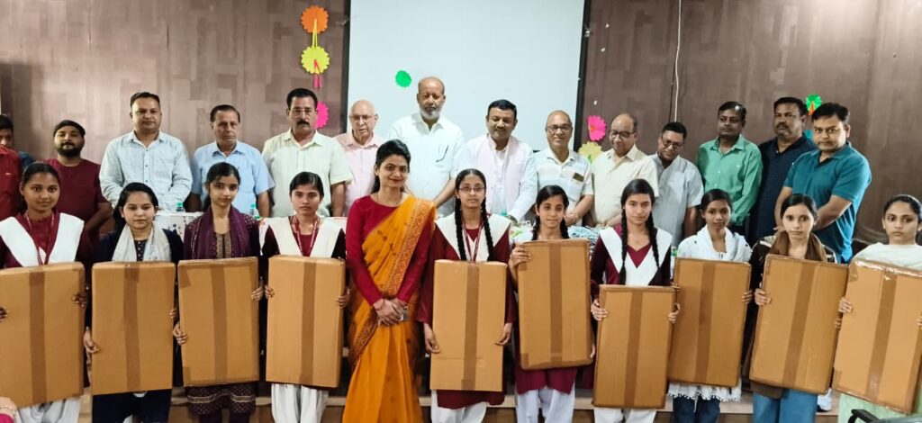 पूर्व मेयर गौरव गोयल ने मेधावी छात्राओं का किया सम्मान और सैकड़ों बालिकाओं को निशुल्क बांटी पाठ्य सामग्री,,,