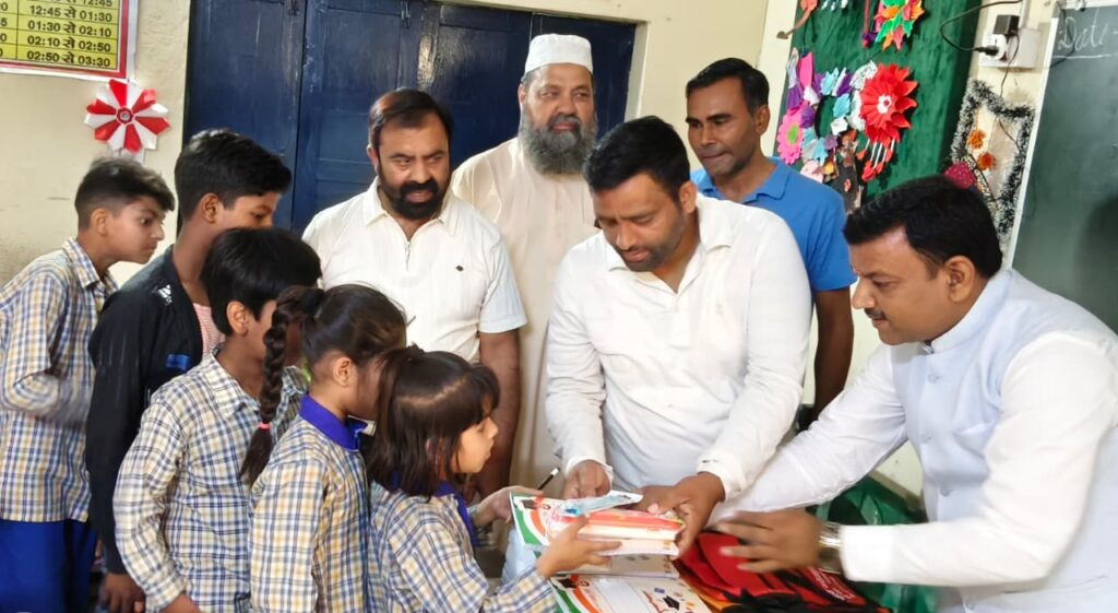 राजकीय प्राथमिक विद्यालय नंबर 4 में पूर्व मेयर गौरव गोयल ने बच्चों को दी पाठन सामग्री,कहा मन लगाकर पढ़ाई करें सभी बच्चें,,,