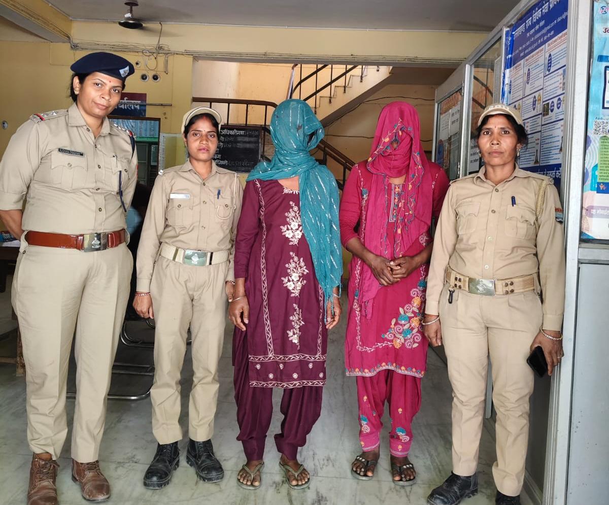 लाठी-डंडों और पाठल से किए गए जानलेवा हमले में पुलिस कर्मियों ने किसी तरह अपनी जान बचाई। मामले में पुलिस ने ताबड़तोड़ कार्रवाई करते हुए सास-बहू को किया गिरफ्तार,,,
