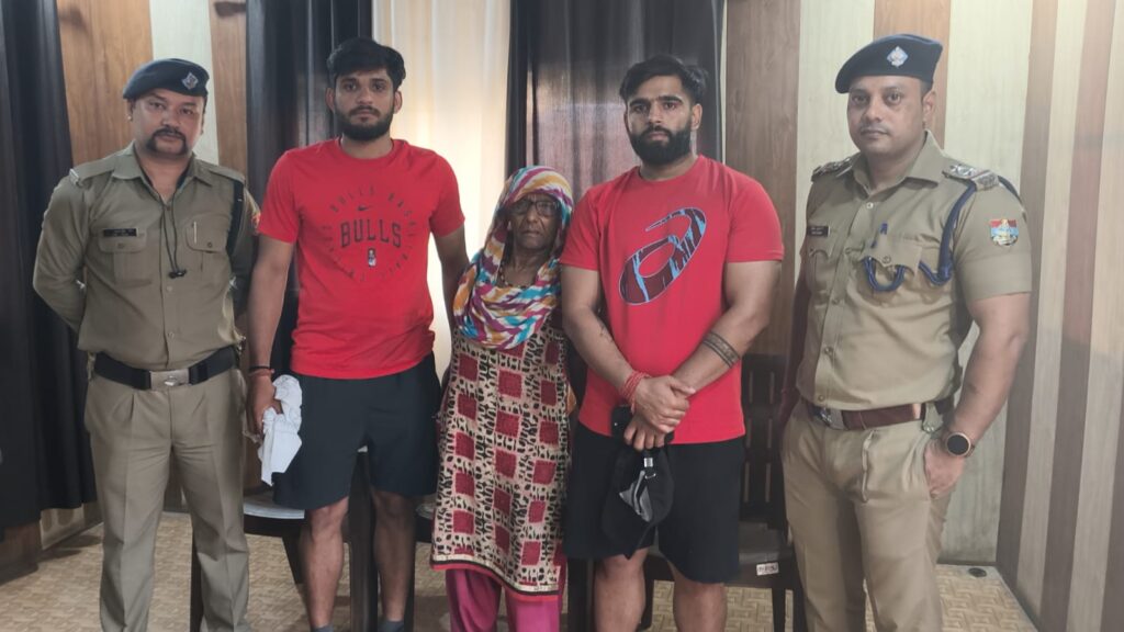 अपनों से बिछड़कर आम के बाग में परेशान हालत में घूम रही हरियाणा की एक बुजुर्ग महिला के लिए हरिद्वार पुलिस बनी फरिश्ता,,,