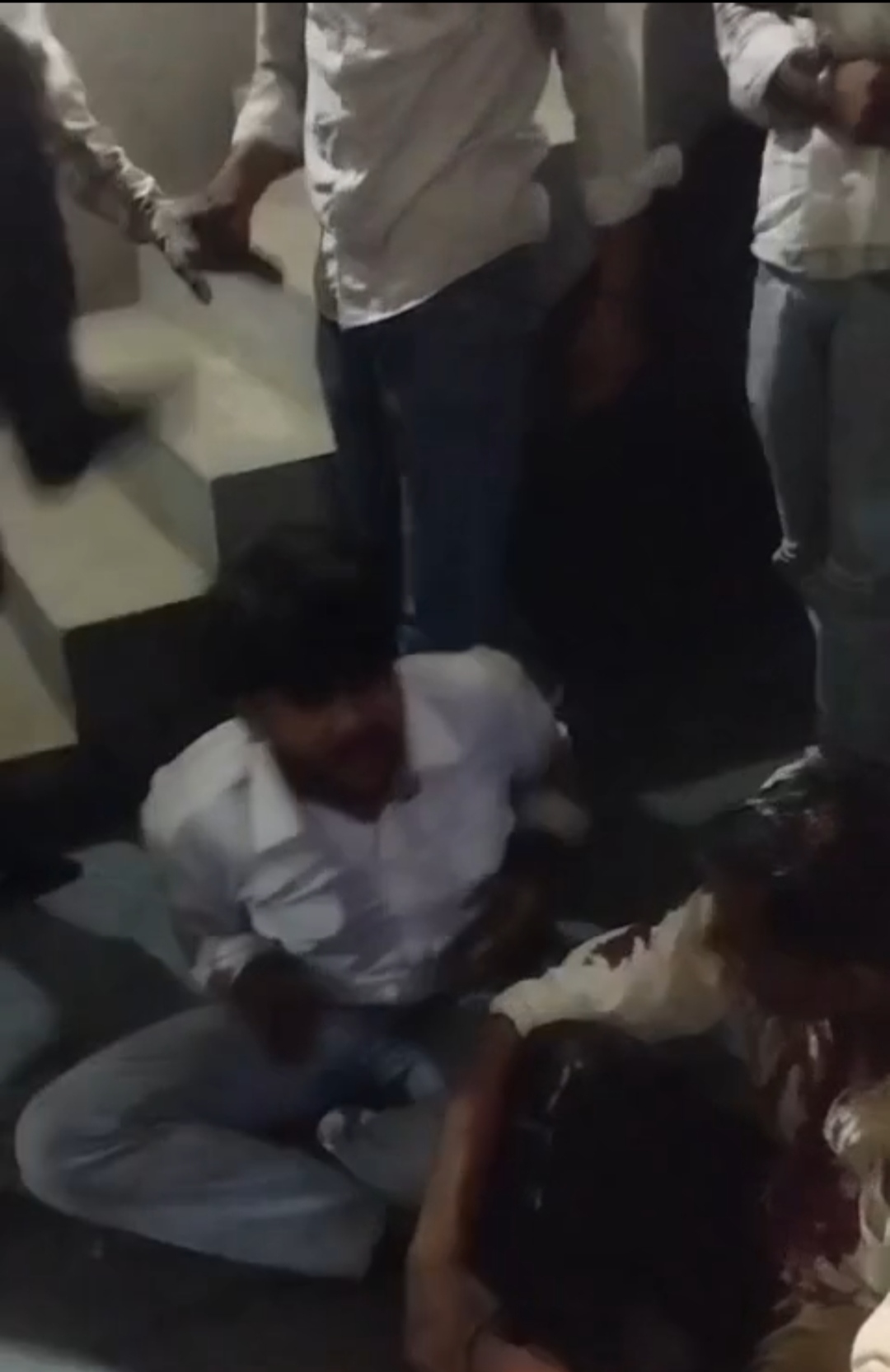 लड़के के पूरे परिवार को बंधक बनाया गया, कमरे में बंद किया गया और फिर जो हुआ… उसे देखकर कांप जायेगी आपकी रूह ,दर्जन भर लोगो पर मुकदमा,,,