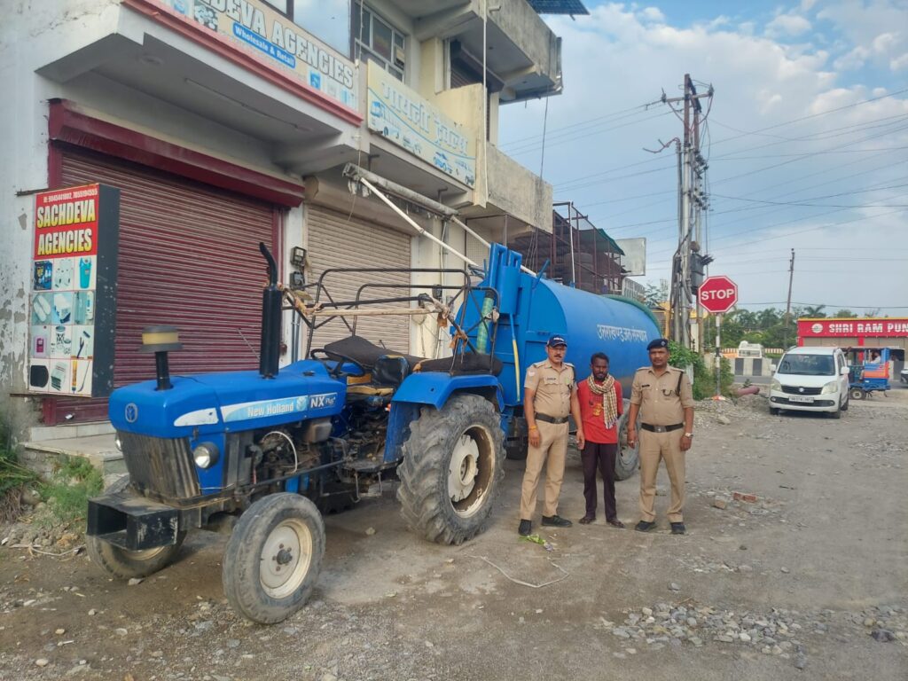 उत्तराखंड जल संस्थान का नाम लिखे ट्रैक्टर से अपशिष्ट जल को खुले नालों में प्रवाहित करने के मामले में नगर कोतवाली पुलिस ने कार्रवाई करते हुए ट्रैक्टर चालक को किया गिरफ्तार ,,,