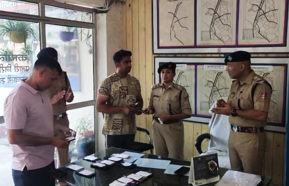 मोबाइल खोने के बाद मायूस हुए लोगों के चेहरों पर उस समय फिर से लौटाई मुस्कान ,,,