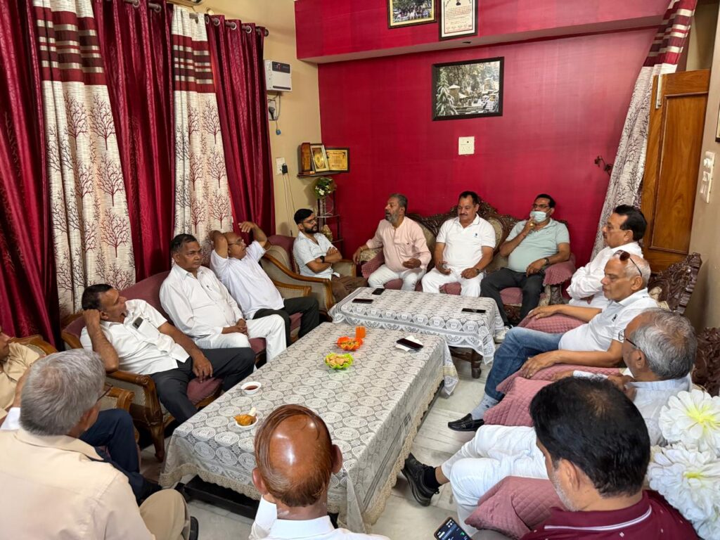 ओबीसी समाज के विभिन्न वर्गों से जुड़े लोगों की एक बैठक  धर्मपाल सिंह ठेकेदार के आवास पर की गई आयोजित,,,