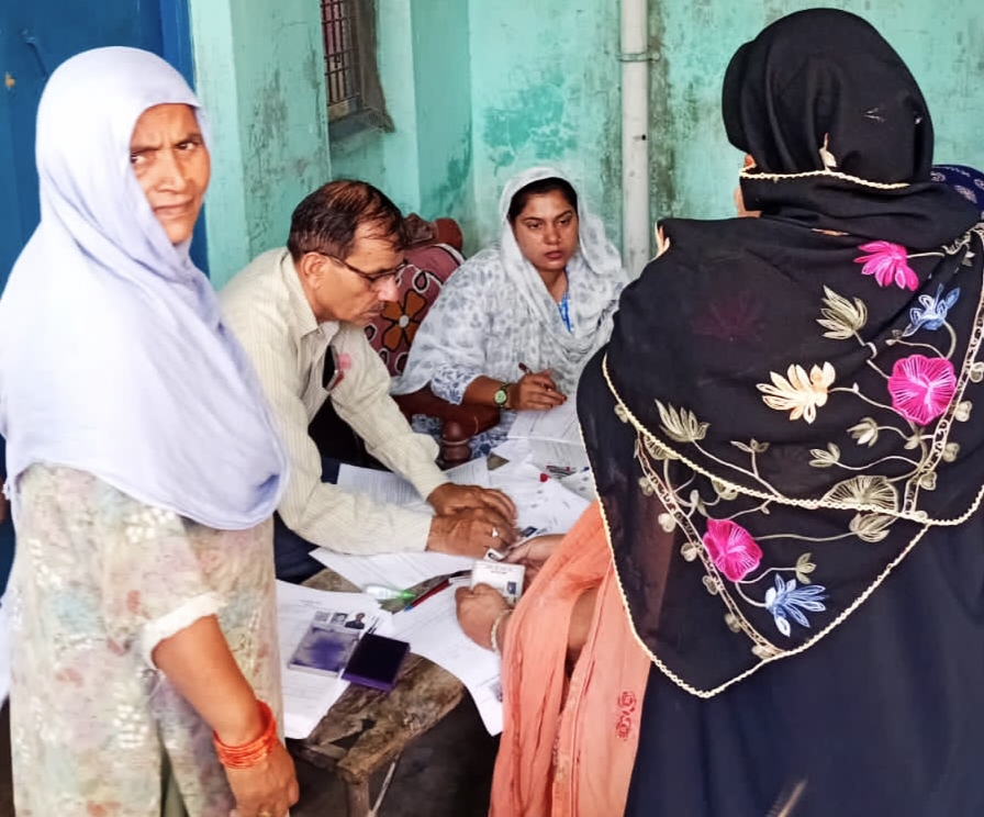 विशेष गहन पुनरीक्षण (एसआईआर) अभियान के तहत सोमवार से जनपद में मतदाताओं तक गणना प्रपत्र पहुंचाने का काम शुरू,,,