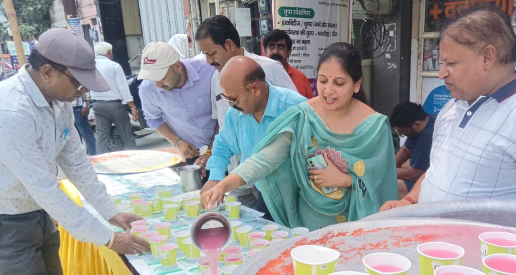सोमवती अमावस पर सामाजिक संस्था समर्पण द्वारा लगाए गये शिविर में हजारों लोगों को बांटा शरबत,वरिष्ठ समाजसेविका पूजा गुप्ता व डॉ०संजीव अग्रवाल रहे मौजूद,,,