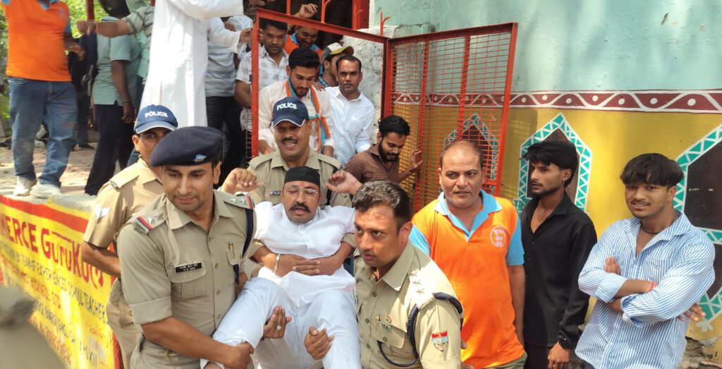 सरकारी जमीनों पर कथित कब्जों, भू-माफियाओं की मनमानी और आम जनता के साथ हो रही धोखाधड़ी के विरोध में सुराज सेवा दल के सैकड़ों कार्यकर्ताओं ने गुरुवार को मुख्यमंत्री आवास किया कूच ,,,