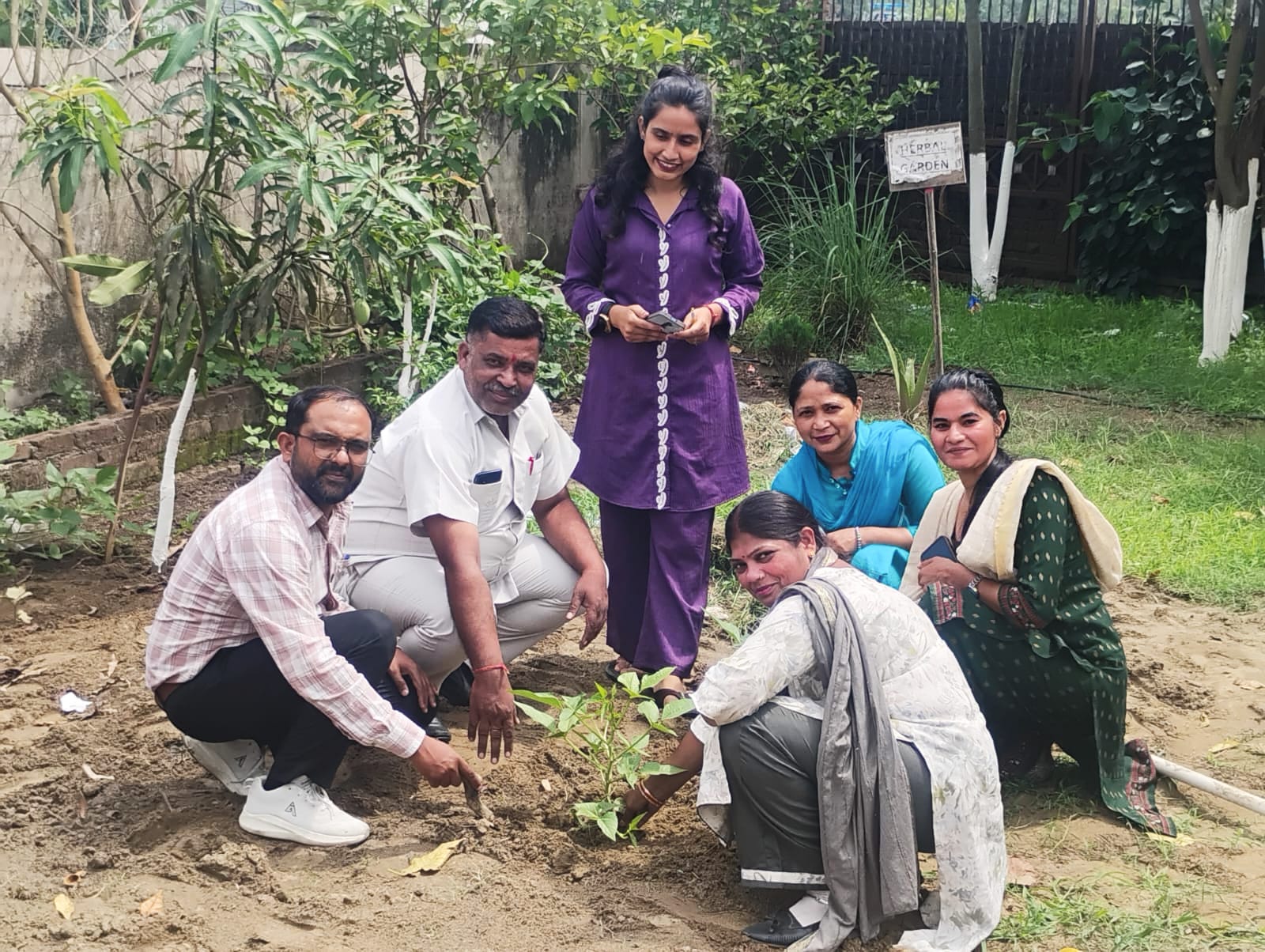 आज पूरी दुनिया पर्यावरणीय संकट का कर रही सामना , बढ़ता प्रदूषण, ग्लोबल वार्मिंग और लगातार कटते जंगल मानव अस्तित्व के लिए बने खतरे की घंटी ,,,विवेक शर्मा कॉलेज के मैनेजिंग डायरेक्टर