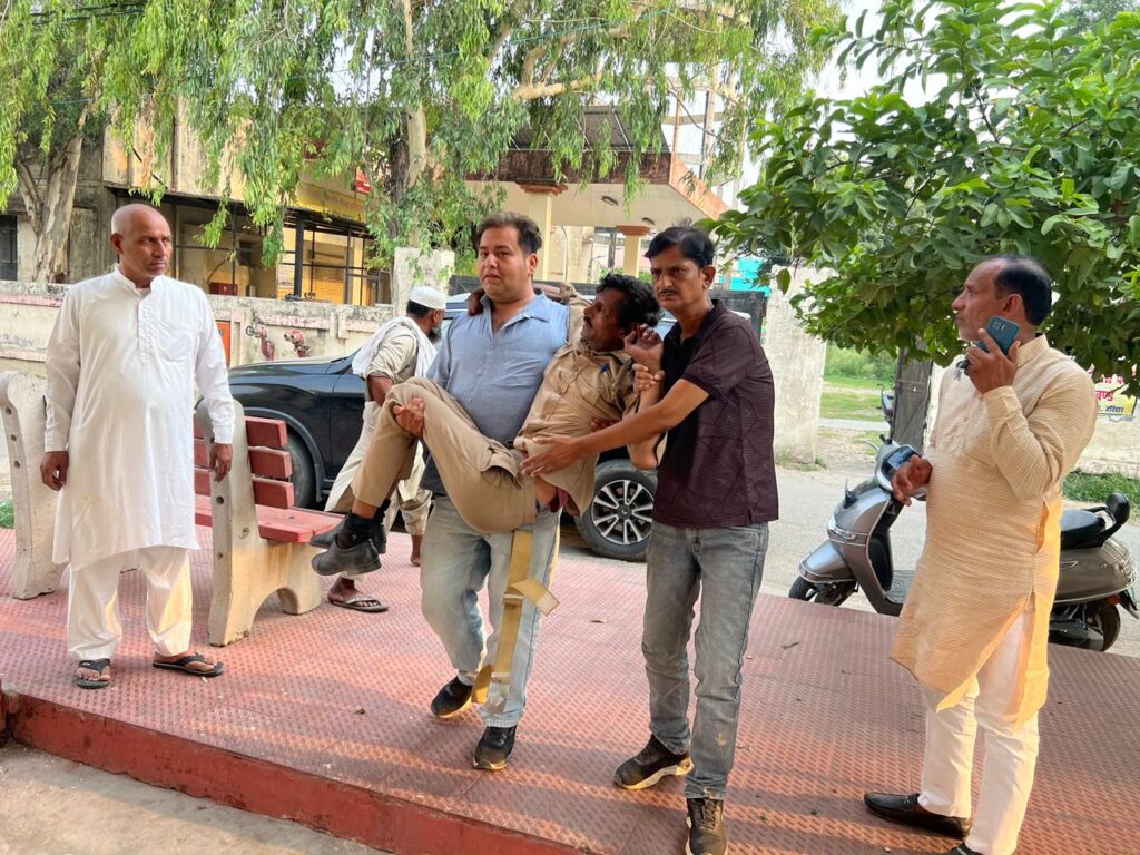 मनीष ग्रोवर और पुनीत रोहिला ने सड़क दुर्घटना में घायल पड़े एक पीआरडी जवान की समय रहते मदद कर मानवता का दिया परिचय,,,