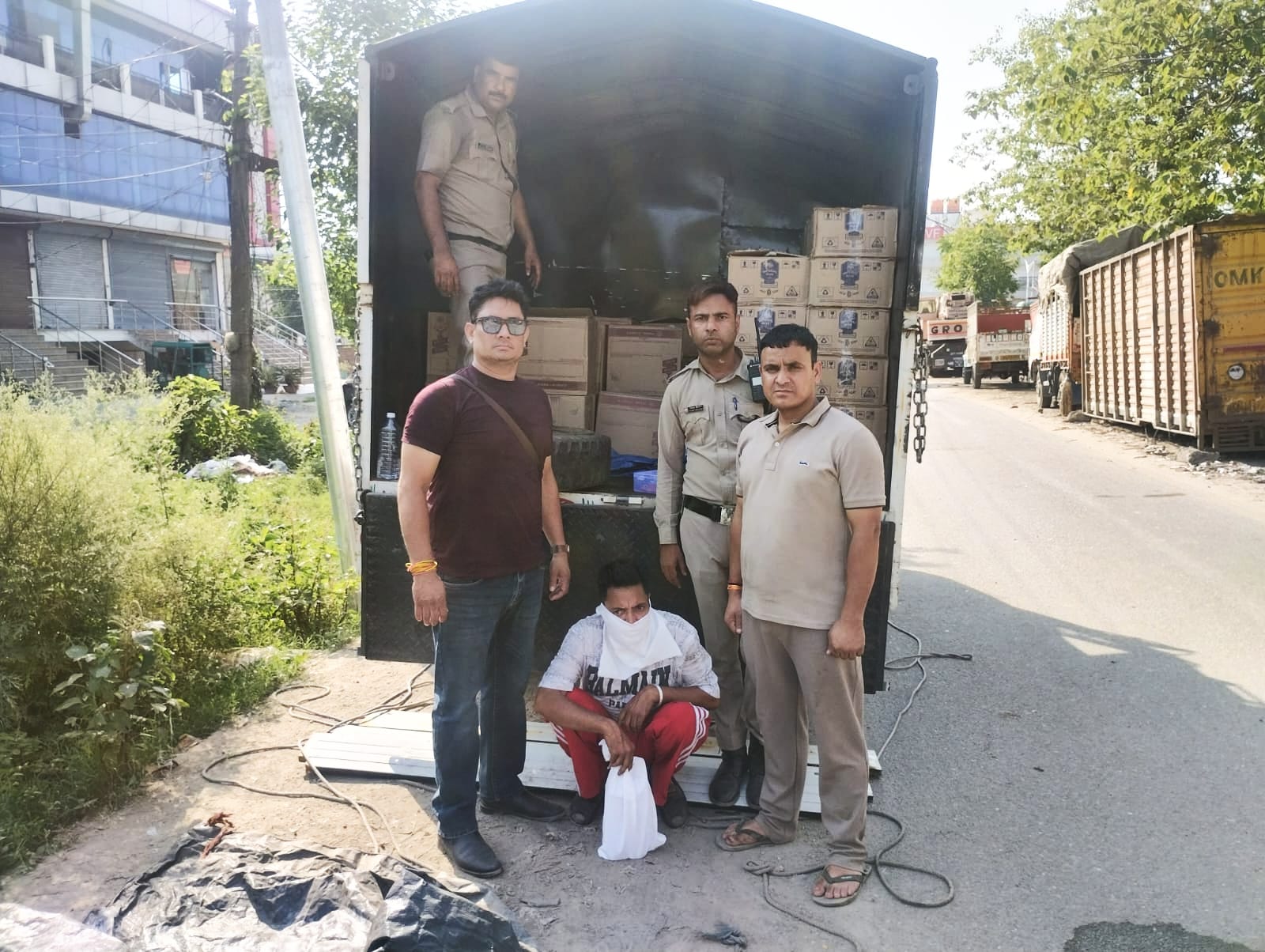एसटीएफ और देहरादून पुलिस ने की बड़ी कामयाबी हासिल , संयुक्त कार्रवाई के दौरान पंजाब से ट्रक में भरकर लाई जा रही पंजाब मार्का अंग्रेजी शराब की भारी खेप को पकड़ी,,,