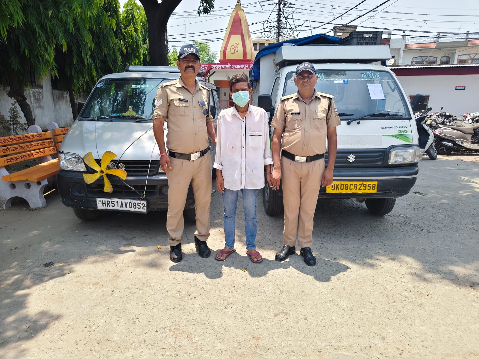 महज कुछ घंटों के भीतर ज्वालापुर पुलिस ने एक शातिर चोर को गिरफ्तार कर चोरी की गई इको स्पोर्ट कार और छोटा हाथी लोडर किया बरामद,,,