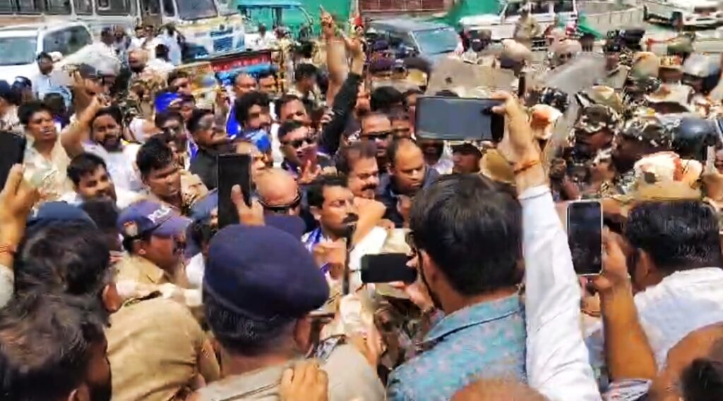 टिहरी गढ़वाल में दलित युवक केतन की हत्या के मामले में पीड़ित परिवार से मिलने जा रहे नगीना सांसद चंद्रशेखर आजाद को हरिद्वार पुलिस ने रोका शंकराचार्य चौक के समीप,,,