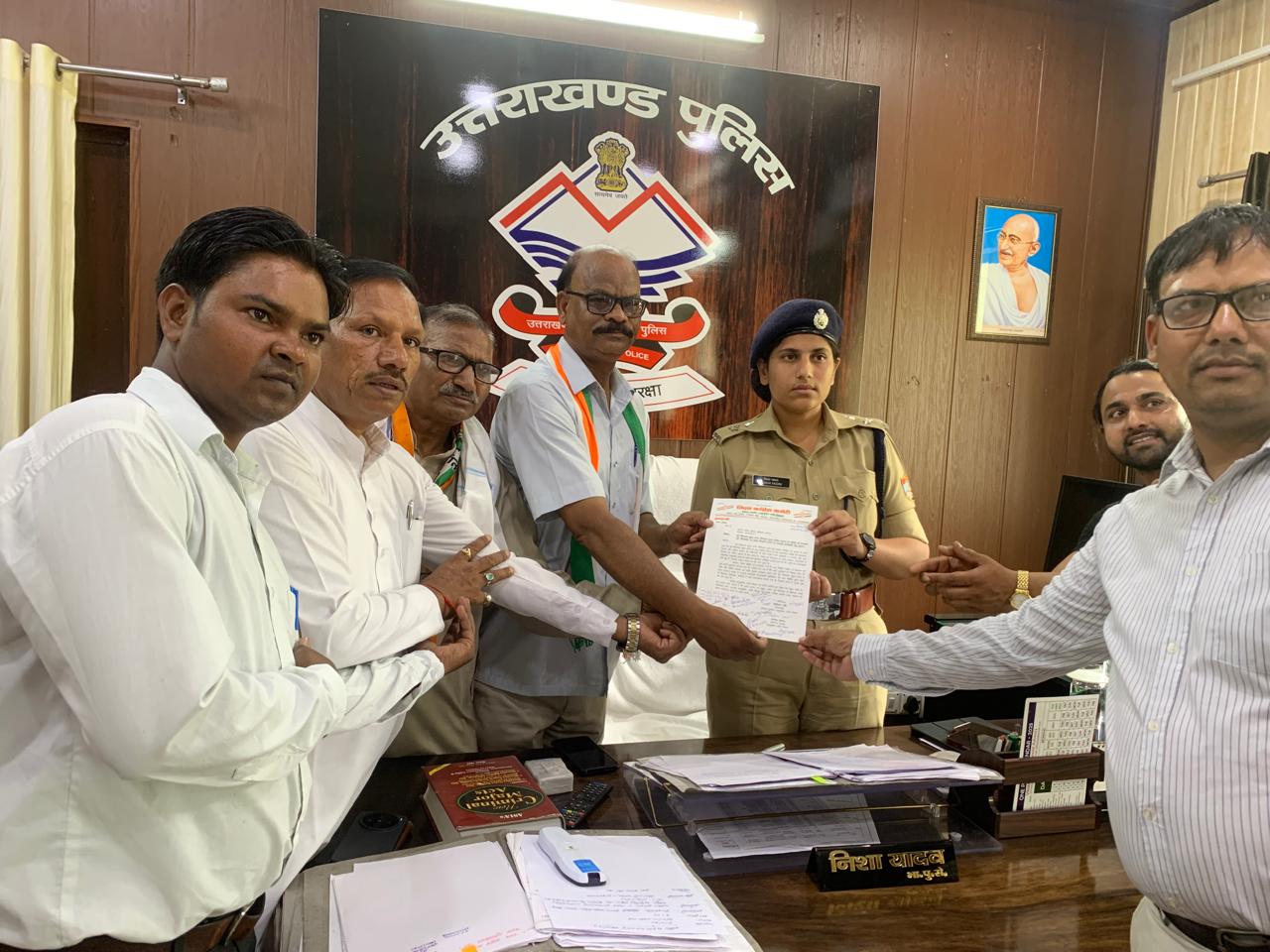 खानपुर के पूर्व विधायक कुंवर प्रणव सिंह चैंपियन पर दलित समाज के एक व्यक्ति को कथित रूप से धमकाने और दलित महिलाओं के प्रति अभद्र टिप्पणी करने के आरोपों को लेकर कांग्रेस कार्यकर्ताओं में भारी रोष ,,,