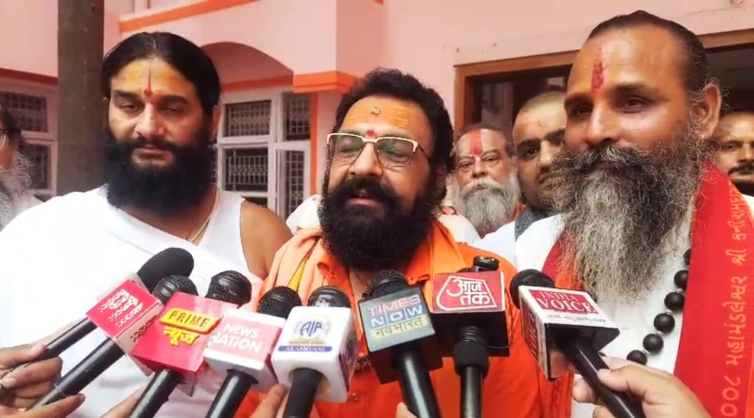 आगामी कुंभ मेले से पहले अखाड़ा परिषद के दो गुटों के बीच चल रहा विवाद अब खुलकर आने लगा सामने ,,,