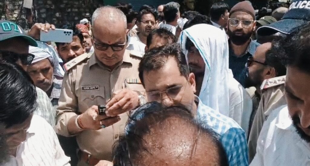 स्मार्ट मीटर लगाने पहुंची बिजली विभाग की टीम का हुआ घेराव, लौटी बेरंग,,,