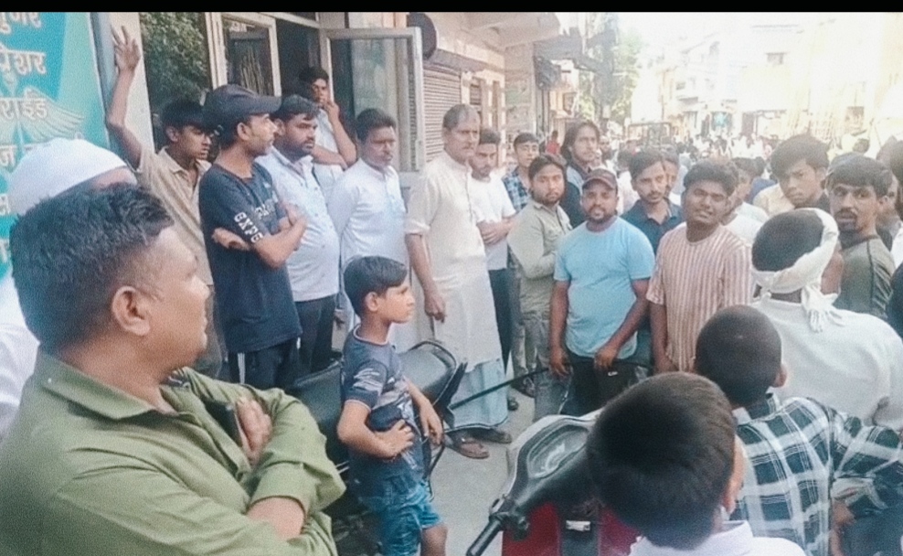 11हज़ार की लाईन डालने को लेकर मोहल्ले वासियों ने किया विरोध,,,