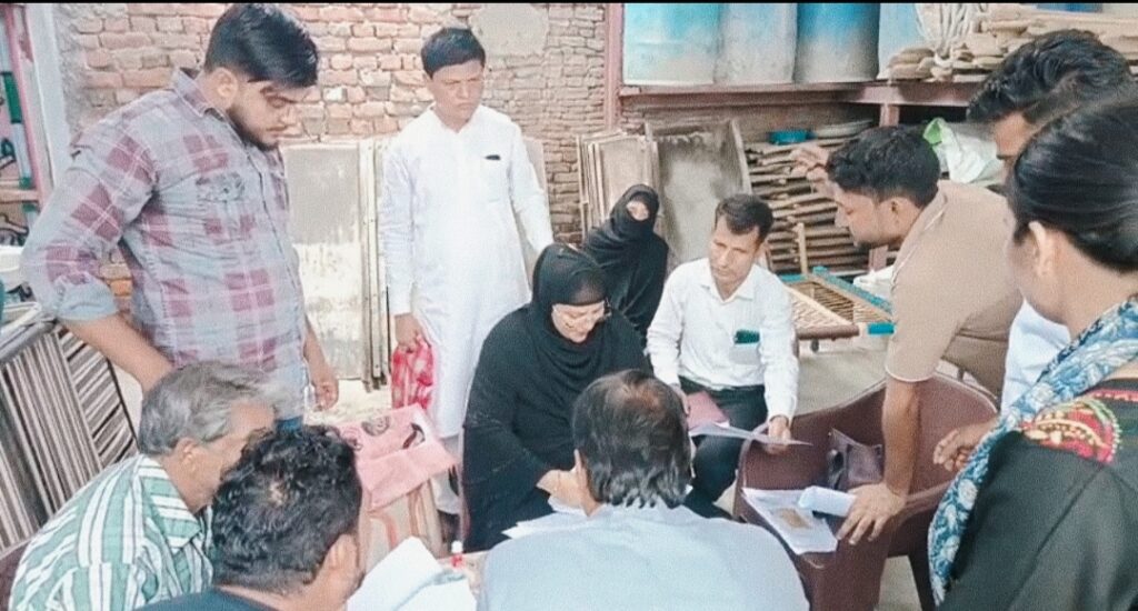 एस आई आर को लेकर प्रक्रिया तेज,मंगलौर के मोहल्ला किला के वार्ड नंबर 18 के सभासद बाबू भाई के आवास पर वार्ड के अधिकतर लोग अपने अपने फार्म भरने के लिए पहुँचे,,,