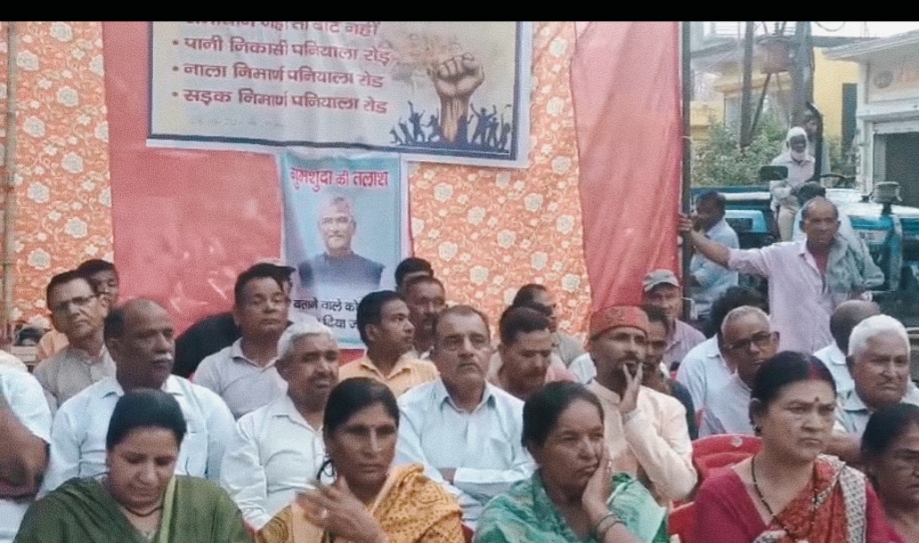 शिवपुरम में जनआक्रोश चरम पर,सांसद के गुमशुदगी के लगाए पोस्टर,राज्यमंत्री को घंटो झेलना पड़ा विरोध,,,