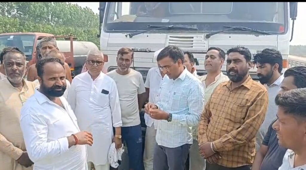 रुड़की के झबरेड़ा क्षेत्र में ग्रीन फील्ड बाईपास पर सर्विस रोड की मांग को लेकर ग्रामीणों का आक्रोश सड़क पर उतर आया,,,