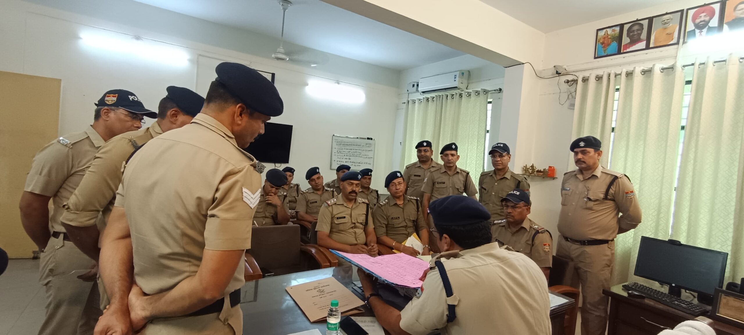 वरिष्ठ पुलिस अधीक्षक नवनीत सिंह भुल्लर के निर्देश पर एक ओर कांवड़ मेले की व्यवस्थाओं को लेकर उत्तर प्रदेश पुलिस और हरिद्वार पुलिस के अधिकारियों की संयुक्त समन्वय बैठक की आयोजित ,,,