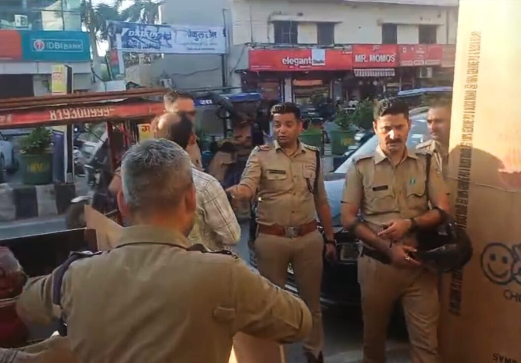 आगामी कांवड़ मेले को लेकर यातायात व्यवस्था को सुचारु बनाए रखने के उद्देश्य से हरिद्वार पुलिस ने अतिक्रमण के खिलाफ सख्त रुख अपनानाया,,,