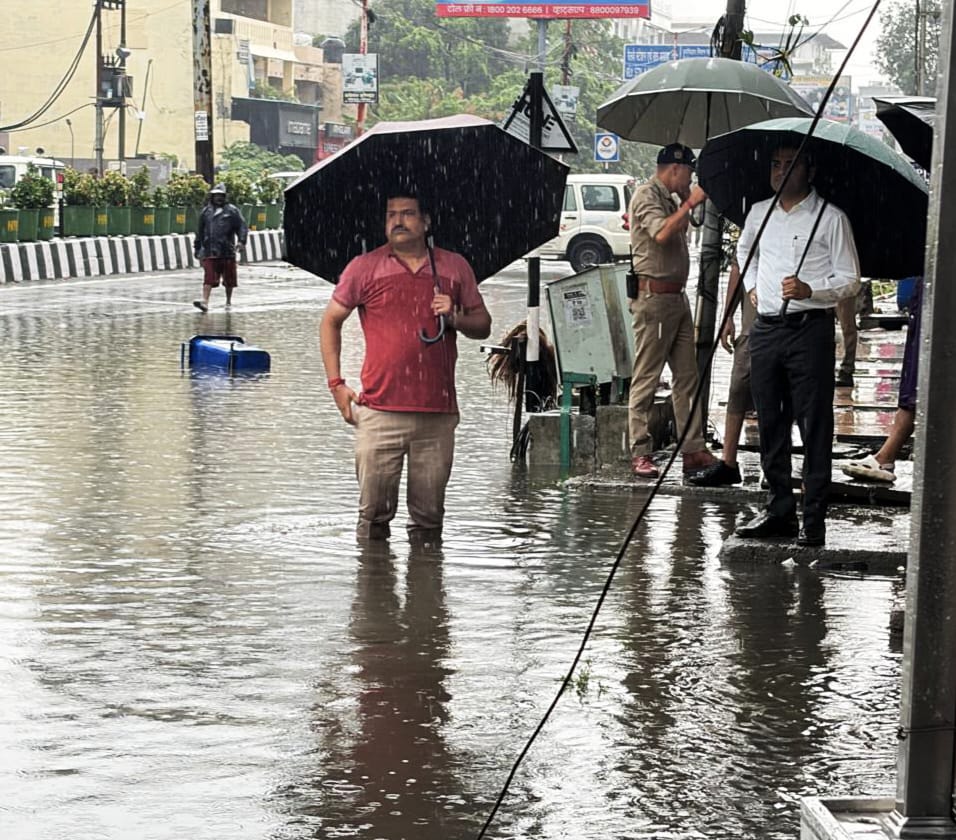 जिलाधिकारी मयूर दीक्षित और एसपी सिटी अभय प्रताप सिंह स्वयं सड़क पर उतरे और जलभराव प्रभावित क्षेत्रों का स्थलीय निरीक्षण कर अधिकारियों को मौके पर ही त्वरित कार्रवाई के निर्देश,,,