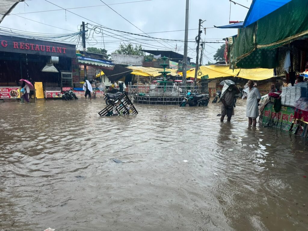 नालों पर अवैध अतिक्रमण के कारण मूसलाधार बारिश ने दरगाह प्रबंधन, नगर पंचायत और प्रशासनिक दावों की एक बार फिर खोलकर रख दी कलई,,,