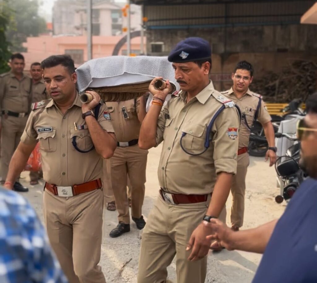 “भंडारे वाले बाबा” के नाम से प्रसिद्ध व्यक्ति का जब आर्थिक तंगी के कारण कोई परिजन अंतिम संस्कार के लिए हरिद्वार नहीं पहुंच सका, तब हरिद्वार पुलिस ने आगे बढ़कर मानवता का फर्ज निभाया और पूरे सम्मान के साथ हिंदू रीति-रिवाज से उनका किया अंतिम संस्कार,,,