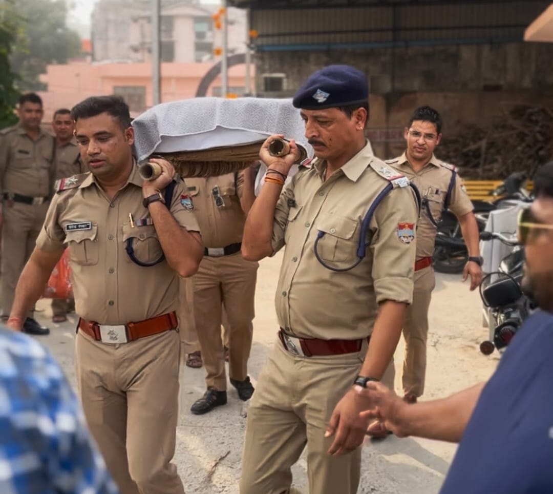 “भंडारे वाले बाबा” के नाम से प्रसिद्ध व्यक्ति का जब आर्थिक तंगी के कारण कोई परिजन अंतिम संस्कार के लिए हरिद्वार नहीं पहुंच सका, तब हरिद्वार पुलिस ने आगे बढ़कर मानवता का फर्ज निभाया और पूरे सम्मान के साथ हिंदू रीति-रिवाज से उनका किया अंतिम संस्कार,,,