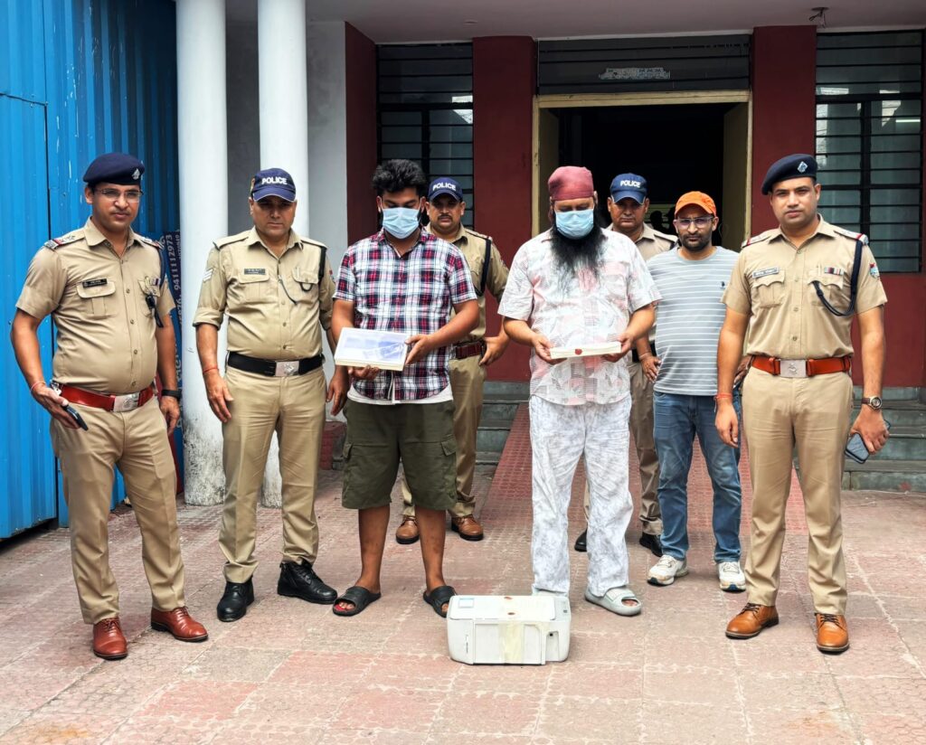 कस्टडी रिमांड और तकनीकी जांच के दम पर पुलिस ने फेक करेंसी नेटवर्क का पर्दाफाश करते हुए पंजाब से दो आरोपियों को गिरफ्तार कर लिया। आरोपियों के कब्जे से 1.10 लाख रुपये के नकली नोट, नकली नोट छापने में इस्तेमाल होने वाला प्रिंटर और एक वरना कार की बरामद,,,