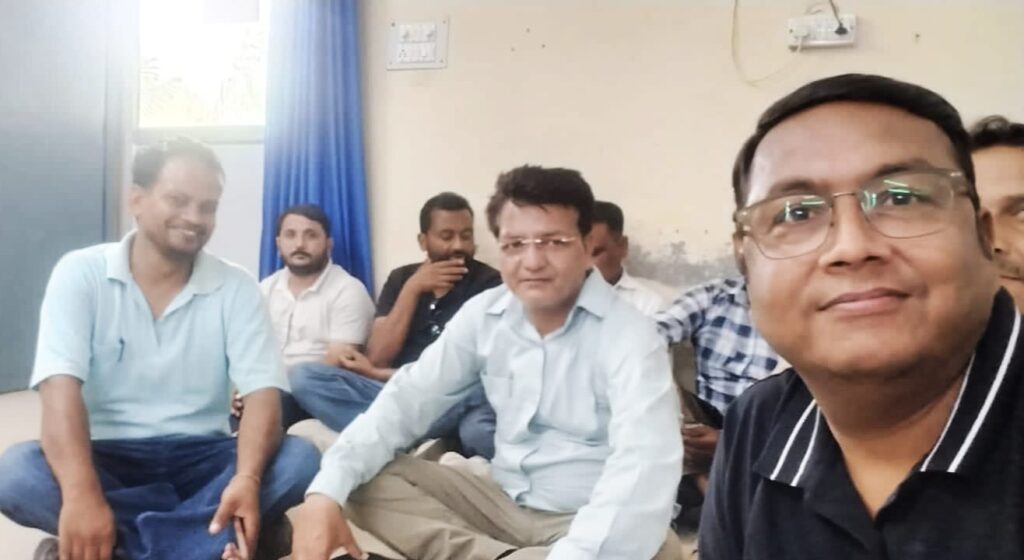 कार्यालय में व्याप्त कथित भ्रष्टाचार, स्थानांतरण प्रक्रिया में अनियमितताओं व शिक्षकों की लंबित समस्याओं के समाधान में हो रही देरी के विरोध में गांधीवादी तरीके से शांतिपूर्ण धरना-प्रदर्शन ,,,