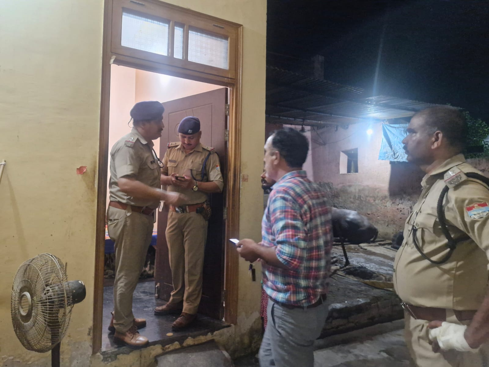 कलियर कोतवाली क्षेत्र के बाजुहेड़ी गांव में प्रधान पति ने कथित तौर पर अपनी लाइसेंसी पिस्टल से सगे भाई को मारी गोली,आरोपी फरार पुलिस दे रही दबिश,,,