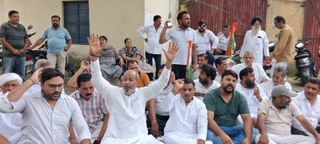बिजली कटौती,स्मार्ट मीटर लगाने तथा बिजली की बढी दरों से नाराज महानगर कांग्रेस जिलाध्यक्ष के नेतृत्व में विरोध प्रदर्शन,अधिक्षण अभियंता के क्षमा मांगने पर धरना हुआ समाप्त,,,