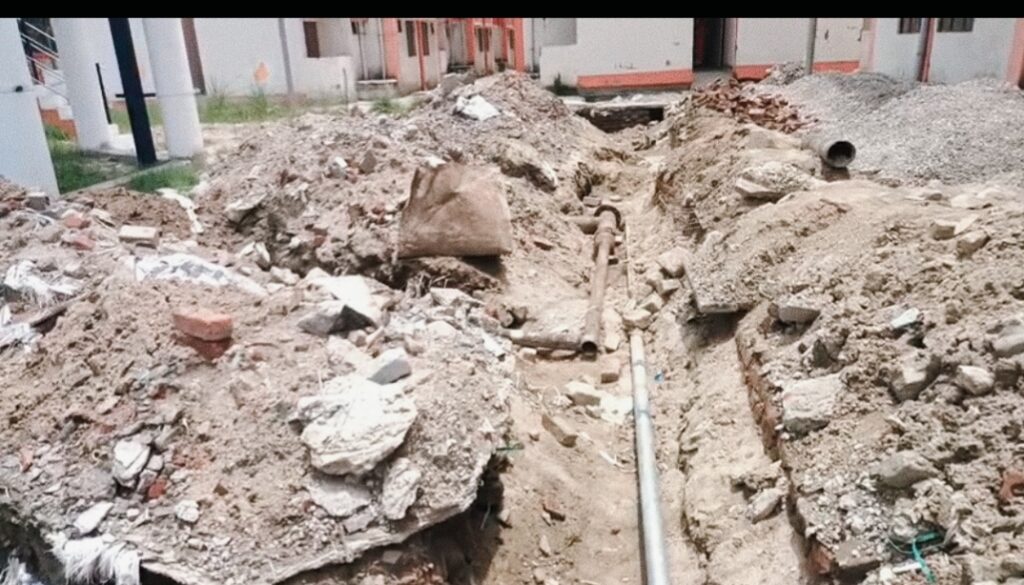 प्रधानमंत्री आवास योजना के तहत बनाये गए मकानों में पानी और बिजली की भारी किल्लत