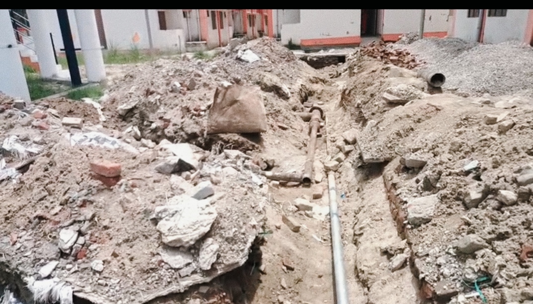 प्रधानमंत्री आवास योजना के तहत बनाये गए मकानों में पानी और बिजली की भारी किल्लत
