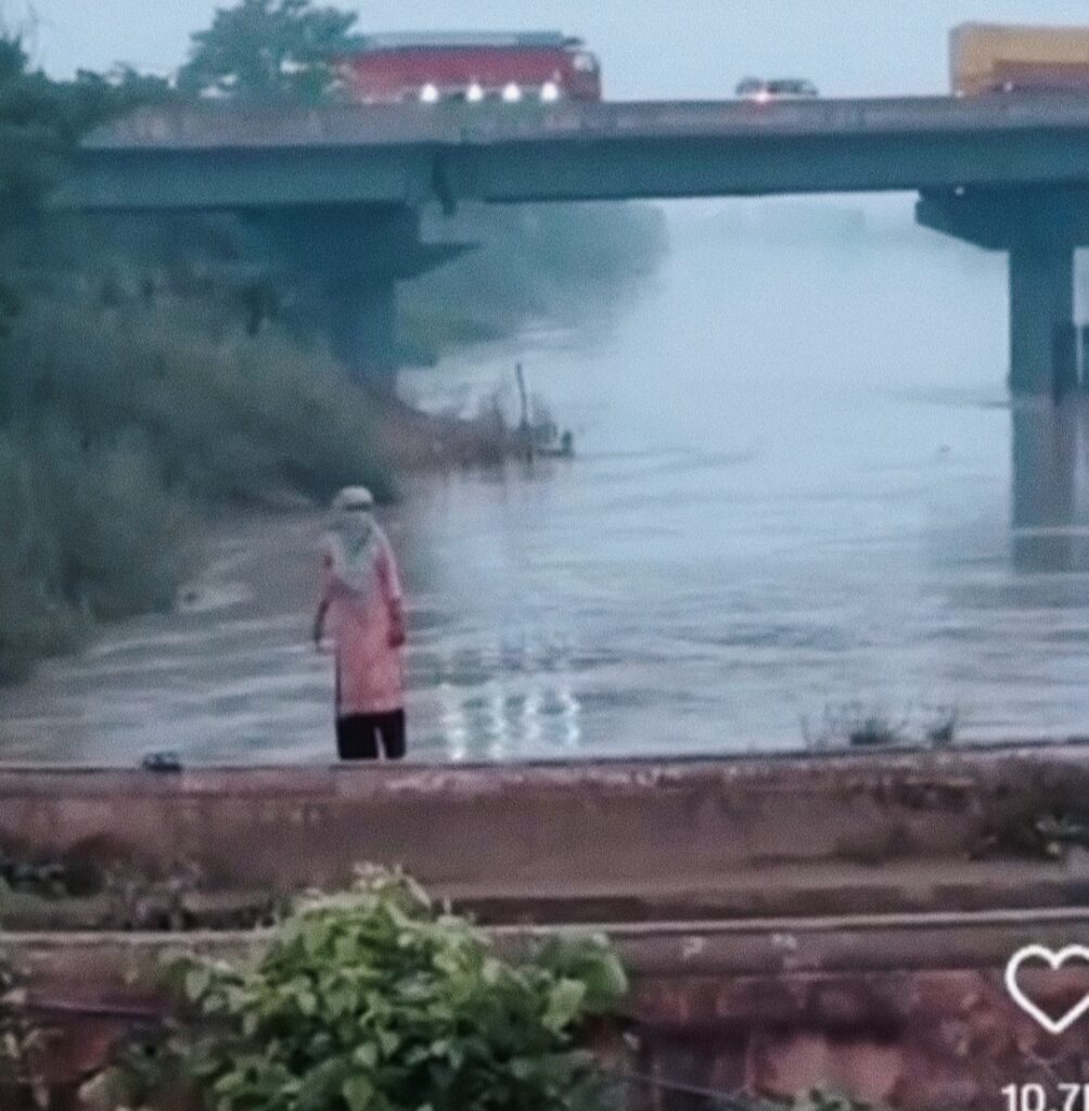दिमागी संतुलन ठीक न होने के तनाव के कारण मंगलौर के पुराने पुल से युवती ने लगाई गंग नहर में छलांग ,,,