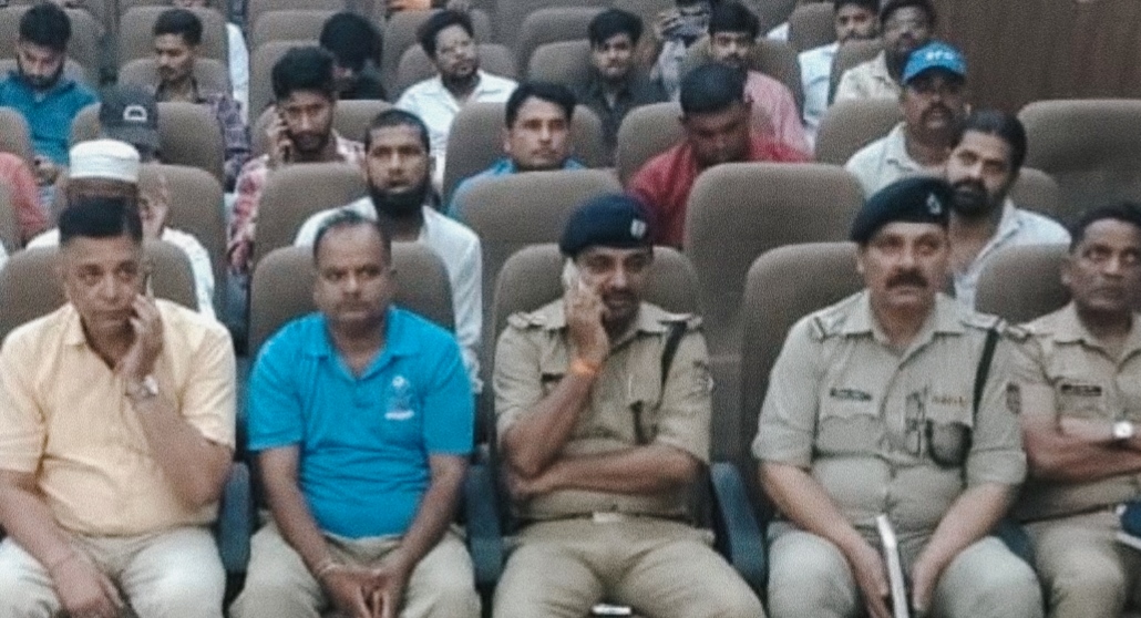 कांवड़ यात्रा को सकुशल,शांतिपूर्ण-व्यवस्थित ढंग से संपन्न कराने के लिए एसपी देहात शेखर चंद्र सुयाल ने पुलिस अधिकारियों तथा एसपीओ के साथ बैठक की आयोजित,,,