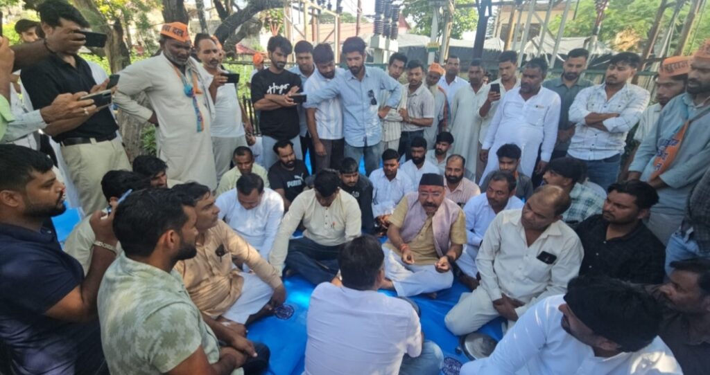 ग्रामीण क्षेत्रों में बिजली चोरी के नाम पर दर्ज किए जा रहे मुकदमों और कथित तौर पर थोपे जा रहे भारी-भरकम बिजली बिलों के विरोध में सुराज सेवा दल ने ऊर्जा निगम के खिलाफ मोर्चा खोला,,,